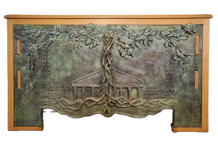 Coffre en bronze et chêne